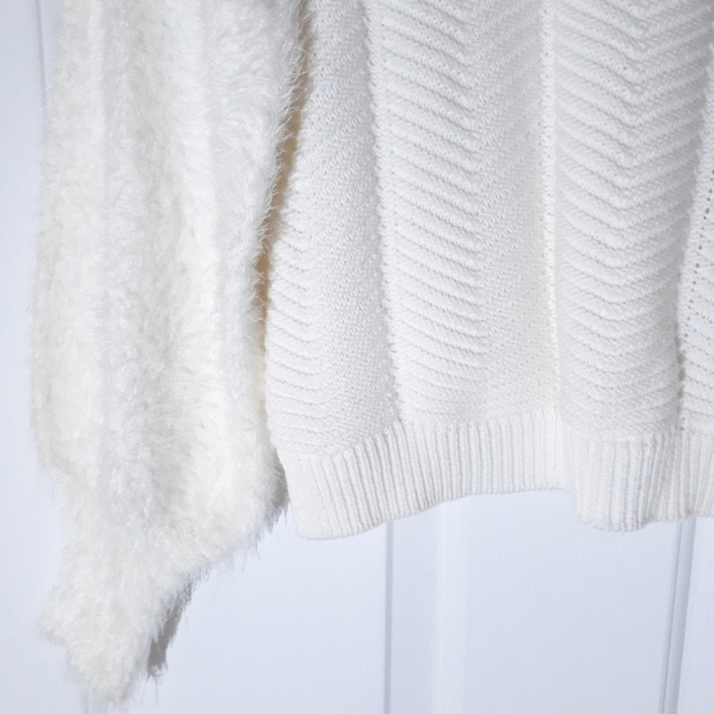 Marc New York Andrew Marc Ivory knit fuzzy sleeves crew neck sweater, size Med - Picture 11 of 13